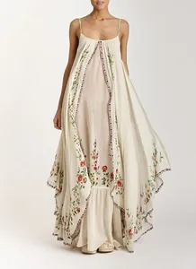 Robe longue à fleurs avec bretelles fines et un design bohème ample et fluide d'été.
