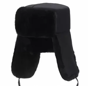 Vue détaillée d'un chapeau ushanka noir épais avec doublure en peluche et protège-oreilles
