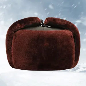 Vue détaillée de la doublure en peluche épaisse et des protège-oreilles de la toque