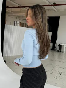 Cardigan aderente in maglia azzurra a maniche lunghe da donna, perfetto per l'autunno