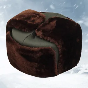Détail d'une chapka d'hiver en peluche épaisse pour la chaleur et le ski en plein air.