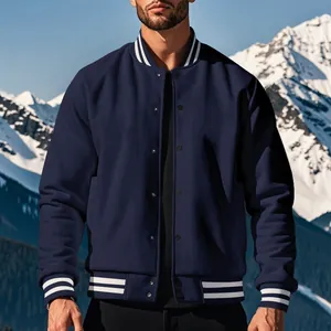 Dettaglio della giacca da baseball in pile blu navy con colletto a righe