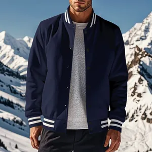Giacca da baseball blu navy classica con strisce bianche in un paesaggio innevato.