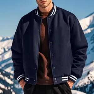 Vista dettagliata di una giacca varsity da uomo blu navy con colletto a righe e bottoni.