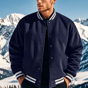Primo piano di una giacca varsity in pile blu scuro con bordi a righe bianche sulla neve