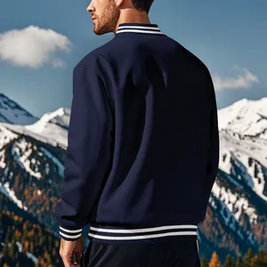 Vista posteriore di un bomber in pile blu navy con sfondo di montagne innevate