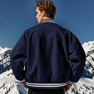 Vista posteriore dettagliata di un bomber blu scuro con fodera in pile in montagna