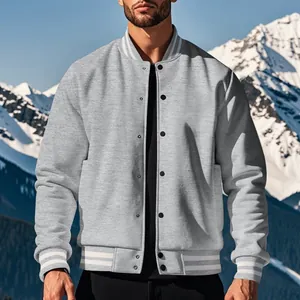 Primo piano di una giacca varsity in pile grigio con polsini a righe su un modello