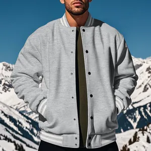 Giacca varsity in pile grigio con strisce bianche per uomo in esterno invernale