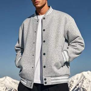 Dettaglio della giacca varsity in pile grigio con finiture a righe bianche e bottoni
