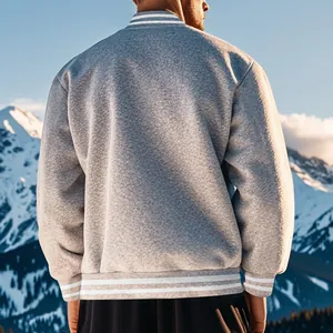 Vista posteriore dettagliata di una giacca varsity da uomo in pile grigio con bordi