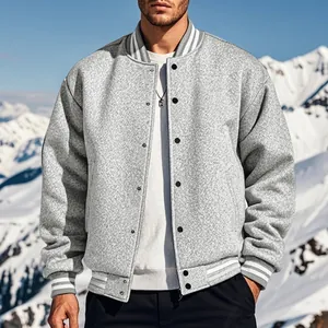 Vista dettagliata della giacca varsity da uomo in pile grigio con costine a righe.
