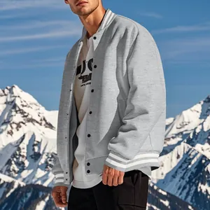 Dettaglio di una giacca varsity in pile grigio con polsini e colletto a righe
