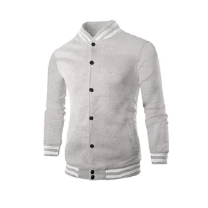 Dettaglio della giacca varsity in pile grigio con bordi a righe e bottoni.
