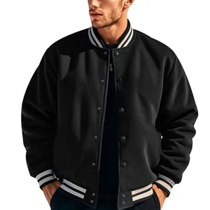 Giacca varsity classica nera da uomo con polsini a righe e calda fodera in pile