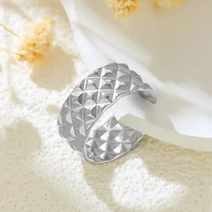 Anillo ajustable de acero inoxidable con diseño acolchado en un acabado plata elegante