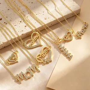 Détail d'un collier maman plaqué or avec pendentifs en forme de cœur sertis de zircons