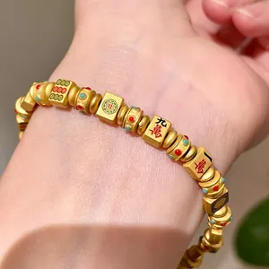 Detaillierte Nahaufnahme von vergoldeten Mahjong-Armbandperlen im Shisanyao-Stil