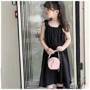 Niña con un elegante bolso bandolera redondo de cuero PU rosa para accesorios infantiles