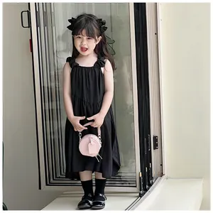 Bolso bandolera redondo de cuero PU rosa para niñas sostenido por una niña asiática