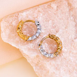 Boucles d'oreilles créoles bicolores en titane avec détails texturés