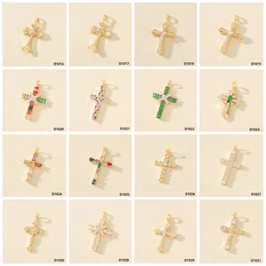 Collezione di 16 ciondoli a croce in zircone micro-pavé placcati oro con codici SKU.