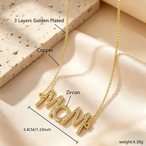 Zoom sur le collier MOM plaqué or avec zircons, cadeau idéal pour la fête des mères.