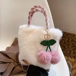 Detailansicht der weißen Plüschhandtasche mit Kirsch-Anhänger und rosa Tragegriff
