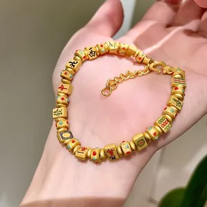 Detailaufnahme eines edlen goldenen Mahjong-Armbands im Vintage-Stil mit Farbakzenten