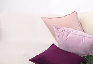 Detailweergave van zachte fluwelen kussenhoezen met elegante afgebiesde randen.