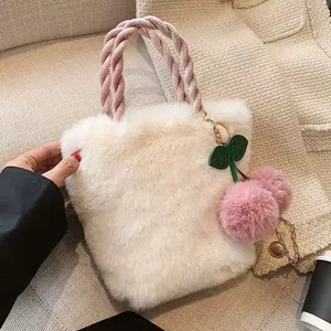 Detailansicht der weißen Plüschhandtasche mit rosa Henkeln und Kirsch-Anhänger