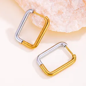 Vue détaillée de créoles rectangulaires bicolores en titane avec placage à l'or 18 carats.