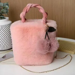 Rosa Kunstpelz-Umhängetasche mit süßem Kirsch-Pompon und goldener Kette für Damen.