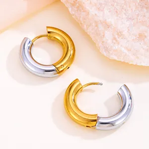 Vue détaillée des boucles d'oreilles créoles bicolores or et argent en acier titane.
