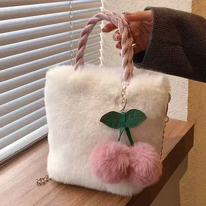 Elegante borsa a tracolla in peluche bianco con manico intrecciato rosa e ciondolo