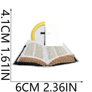Detailansicht der religiösen Stickerei-Patch mit Bibel und Kreuz, Maße 6cm mal 4,1cm