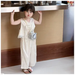 Elegante bolso redondo de PU plateado para niñas, usado por una niña en un ambiente casual.
