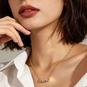 Élégant collier Mama plaqué or avec zircone sur mannequin portant une chemise blanche, cadeau