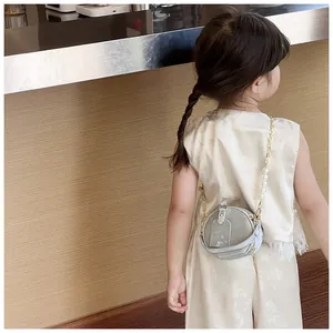 Minibolso redondo plateado de PU para niñas con correa de cadena de perlas