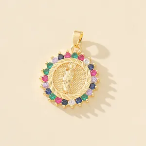Elegante ciondolo religioso in oro con zirconi colorati per collana da donna.