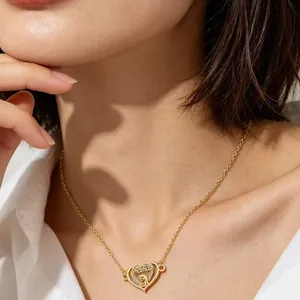 Vue détaillée d'un collier pendentif cœur doré avec écrit 'Mama' et zircone cubique.