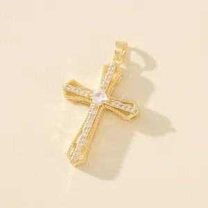 Elegante ciondolo a croce placcato oro con pietre di zirconi cubici micro-pavé