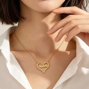Collier cœur doré avec pendentif "mamma" et détails en zircon, vue rapprochée.