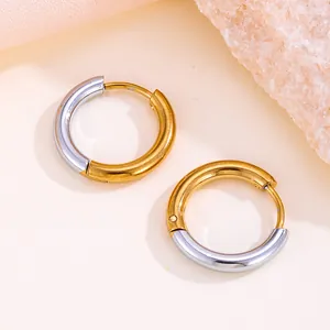 Détail de boucles d'oreilles créoles bicolores en or et argent en acier titane pour femmes