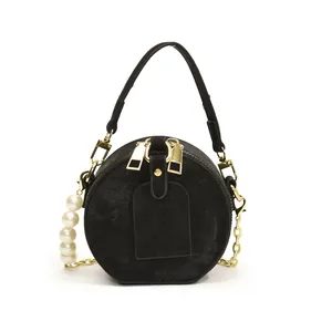 Elegante bolso bandolera redondo negro para niñas con una estilosa cadena de perlas