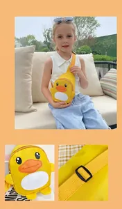 Détails d'un sac à bandoulière pour enfant en forme de canard jaune avec sangle réglable