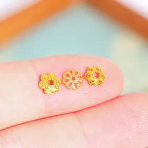Vue macro détaillée de perles d'espacement fleurs dorées pour la création de bijoux