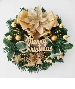Gros plan d'une couronne de Noël de 30 cm avec nœud doré et inscription