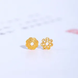 Vue détaillée de deux intercalaires en forme de fleur dorée pour bijoux DIY.