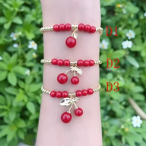 Braccialetti di perle con ciondolo ciliegia rossa e dettagli placcati in oro